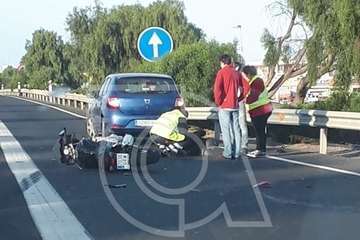 Un motorista se fractura una pierna en un accidente en la GC-1, a la altura de La Mareta (Foto TA)